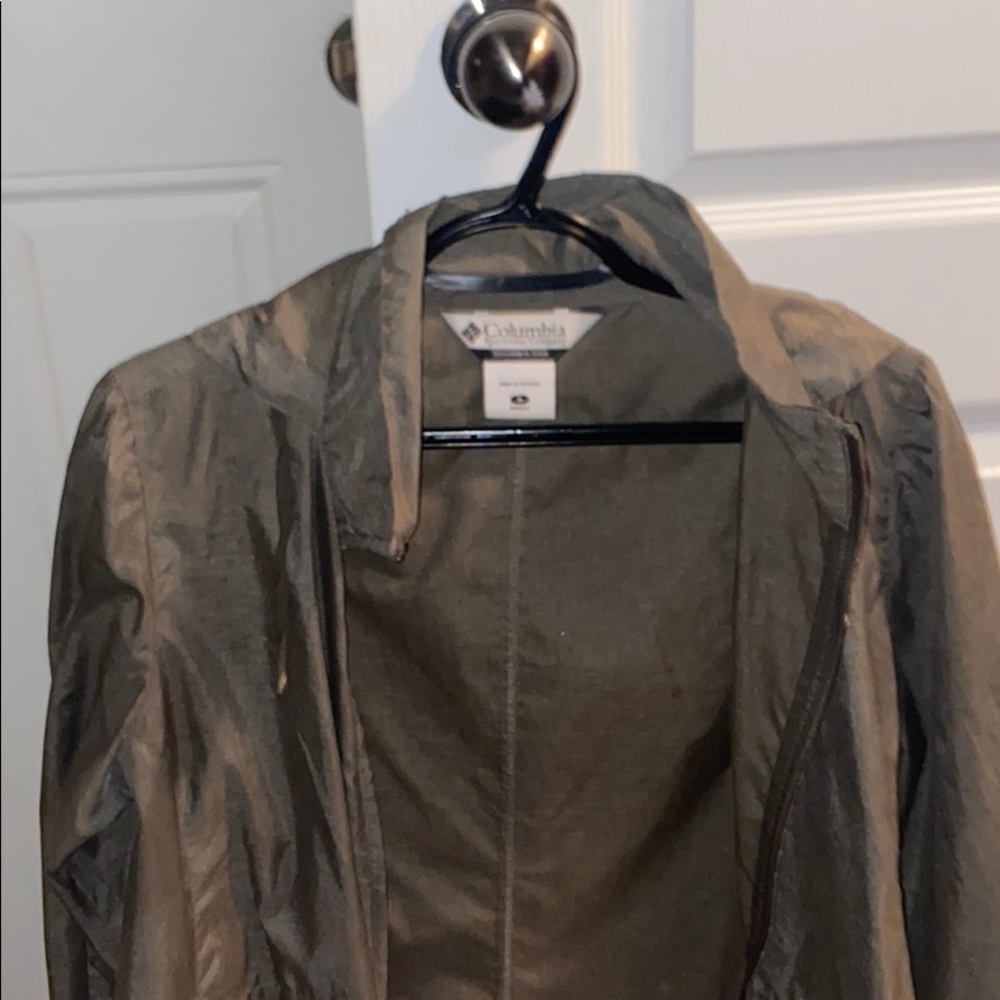size small women’s columbia windbreaker